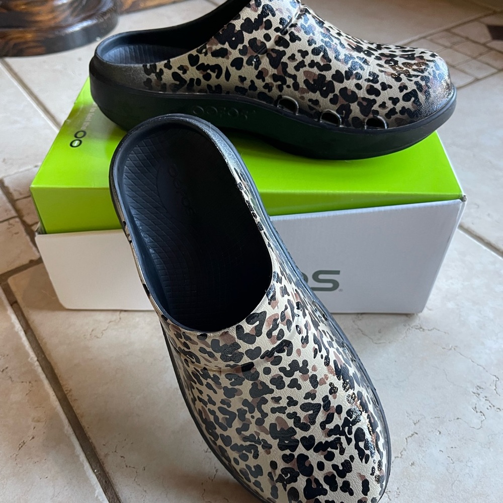 OOFOS OOCLOOG Limited Women’s Leopard Clog size 9